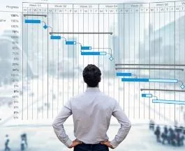 Ingénieur devant un planning de projet