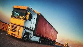 Camion de transport de marchandises sur route